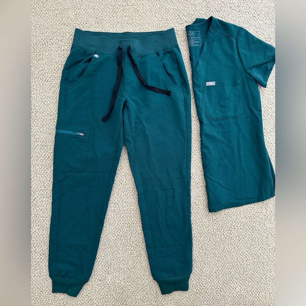 FIGS Forest Green Zamora Jogger and Catarina one-pocket top